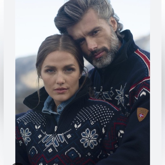 Gorgeous 100% Norwegian wool hoodie 💙🤍